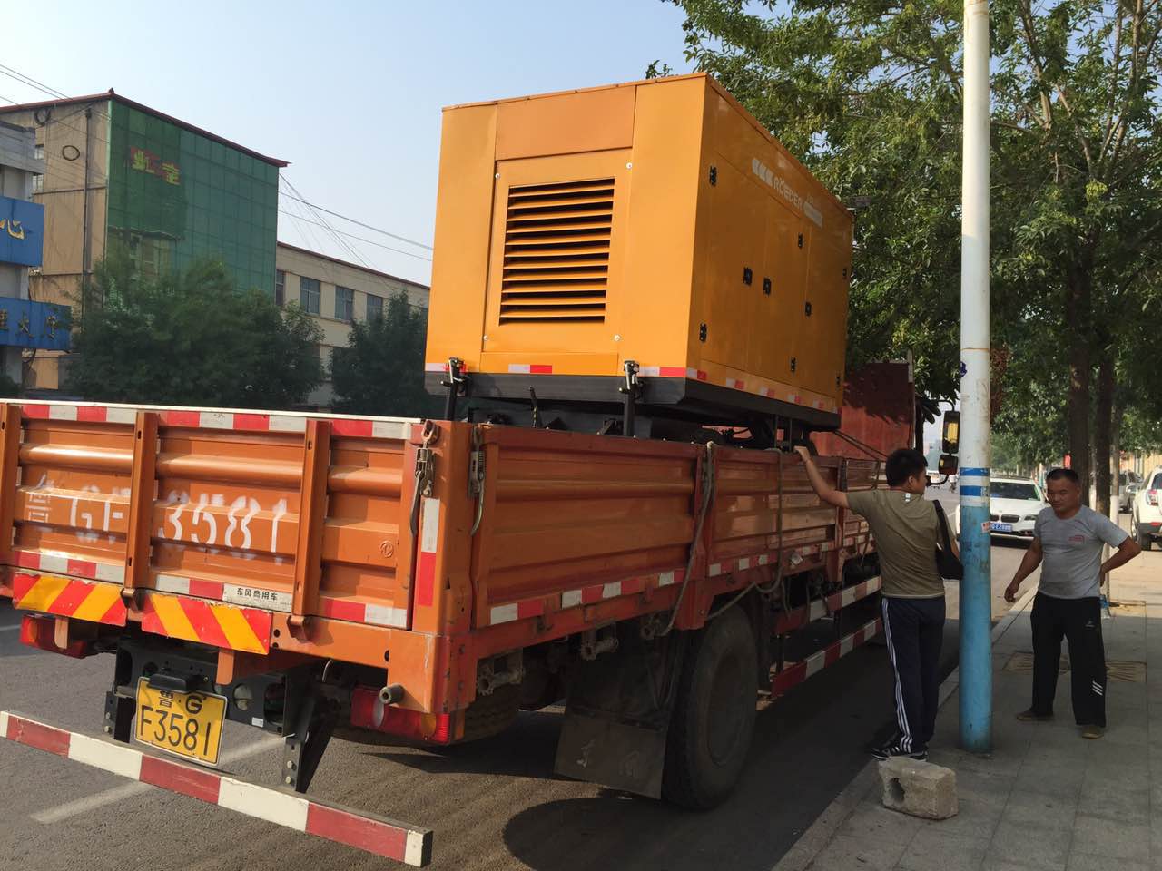 移動(dòng)泵車(chē)到達(dá)客戶所在地準(zhǔn)備卸車(chē)