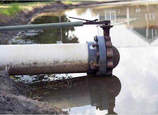 含油廢水的分離，含油廢水抽吸采用羅德耐腐蝕凸輪轉(zhuǎn)子泵