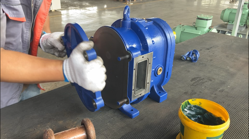 填入密封圈，裝外襯板，泵蓋，對角扭緊快裝螺絲